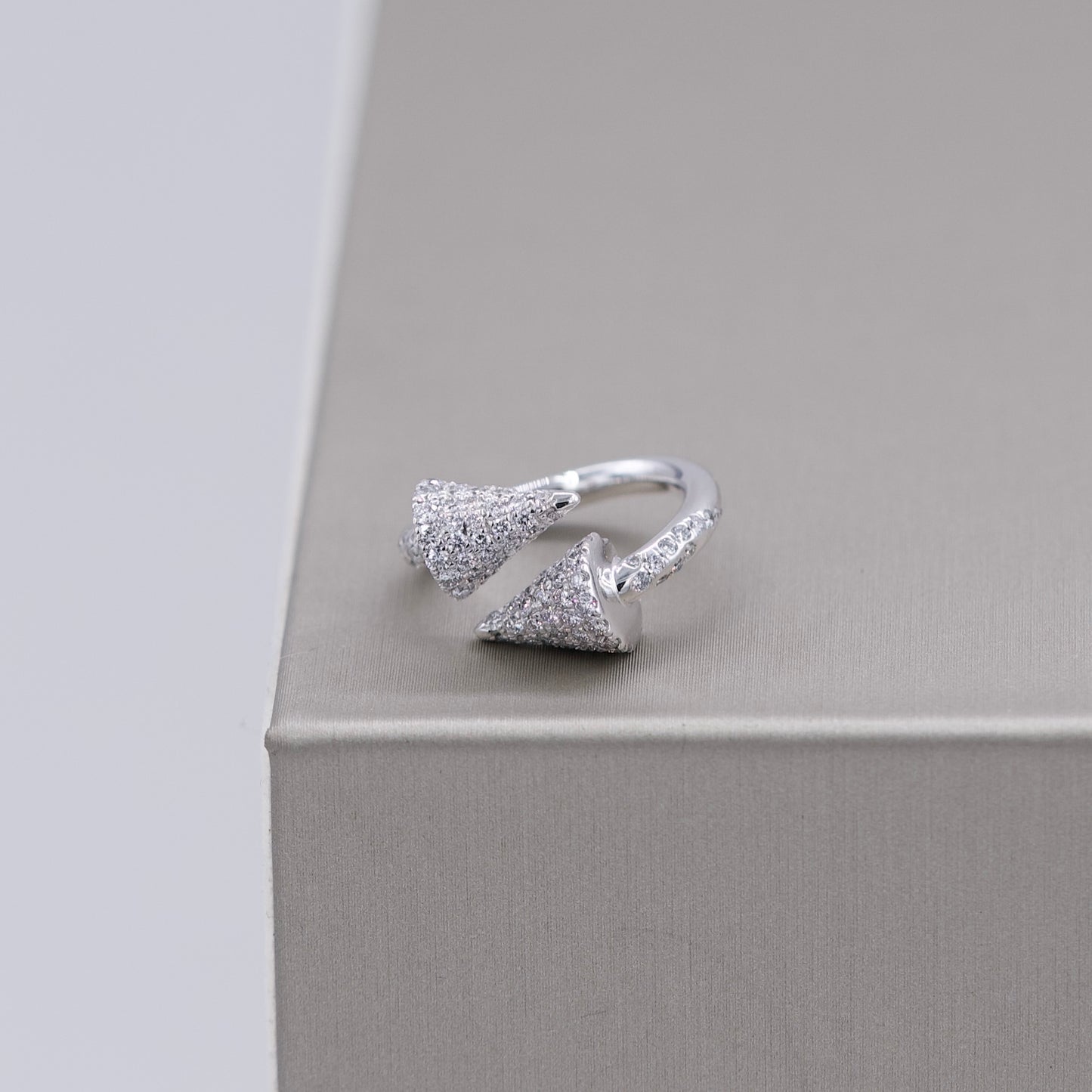 Damaso Diamond U Ring