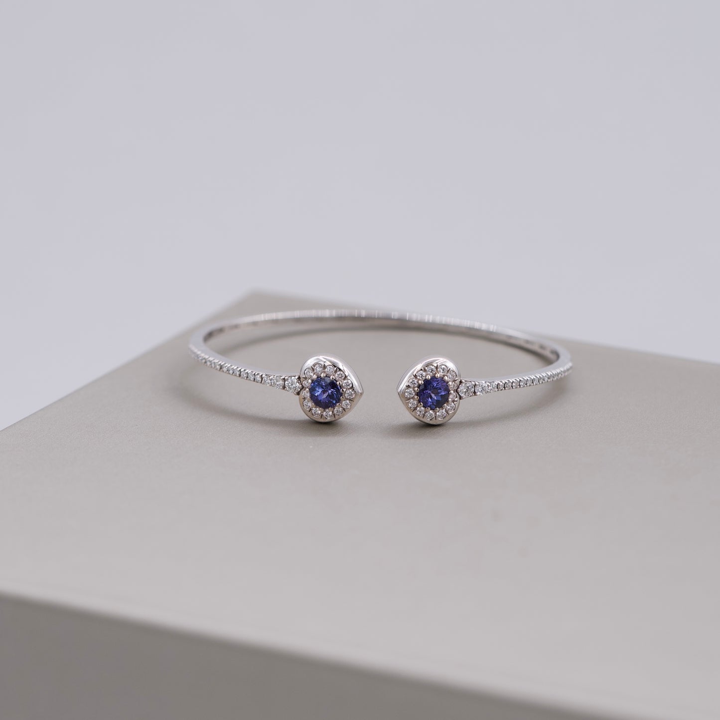 Damaso White Gold & Sapphire Bangle