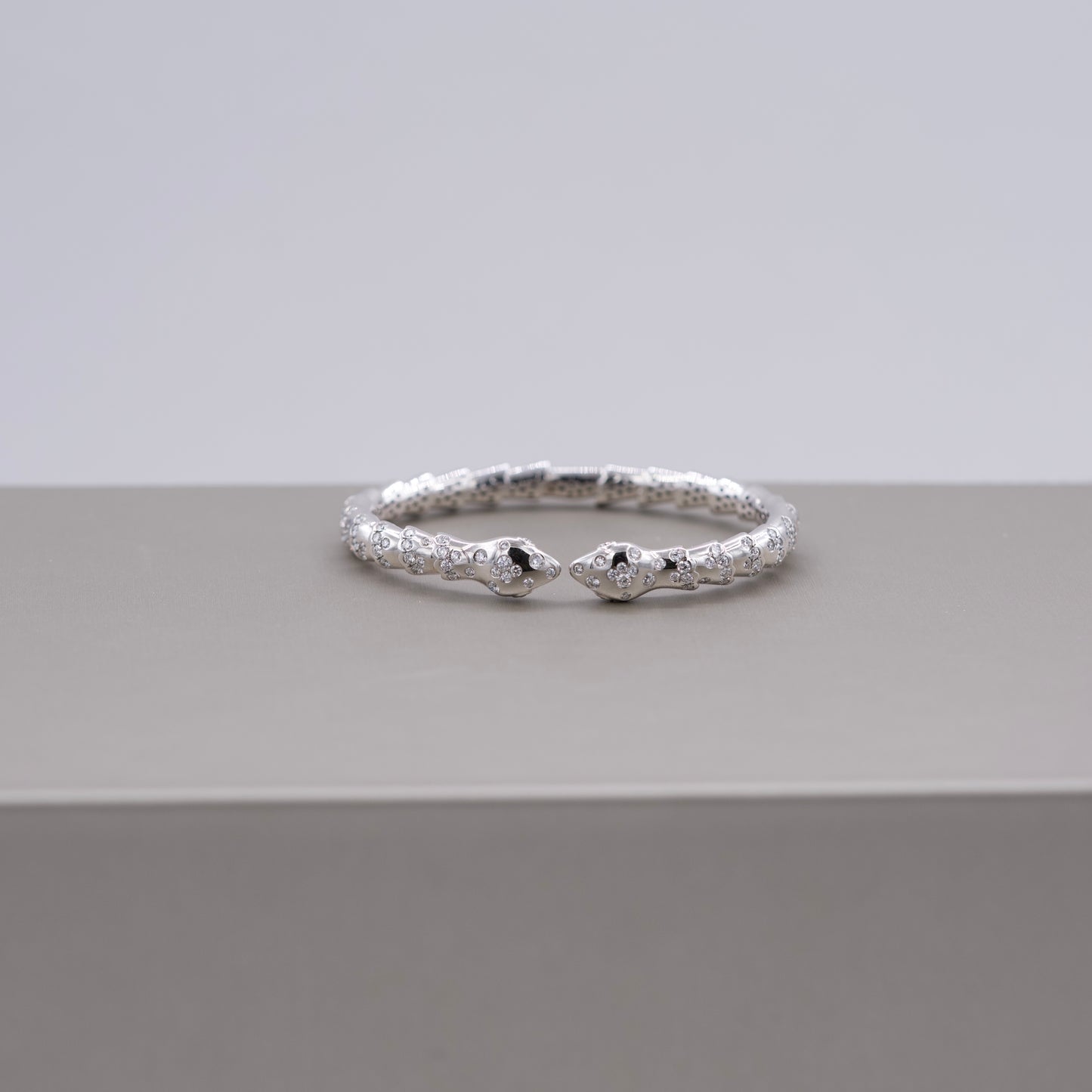 Damaso White Gold Bangle