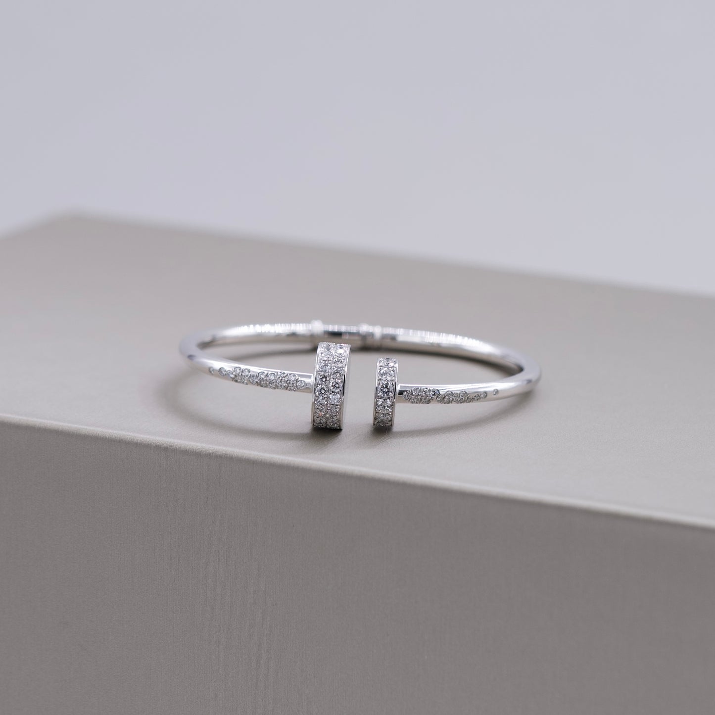 Damaso White Gold Bangle